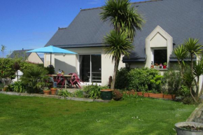 Palm garden holiday home near coast, Pleubian